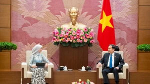 El presidente de la Asamblea Nacional de Vietnam, Tran Thanh Man, recibe a la secretaria general de la Asamblea Interparlamentaria de la Asean, Siti Rozaimeriyanty Dato Haji Abdul Rahman (Foto: Nhan Dan)