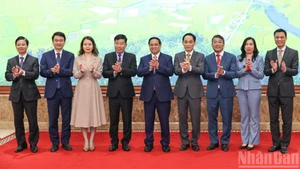[Foto] Premier vietnamita asiste a conferencia para evaluar el desempeño del sector diplomático en 2025