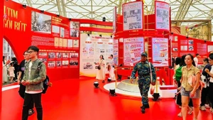 Exposición «Periódico Nhan Dan: Voz del Partido, el Estado y el Pueblo Vietnamita» acoge a miles de visitantes cada día