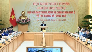 [Foto] Premier vietnamita preside reunión sobre políticas de vivienda y mercado inmobiliario