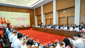 [Foto] Reunión de Comités partidistas del Parlamento y del Gobierno sobre el 10º período de sesiones del órgano legislativo