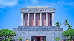 [Foto] Presidente de Parlamento de Hungría rinde homenaje al Presidente Ho Chi Minh