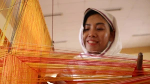 El desarrollo del turismo patrimonial, vinculado a la integración del pueblo artesanal en los circuitos de experiencias culturales, se considera una solución clave para aumentar los ingresos y preservar el arte textil de la comunidad Cham. 