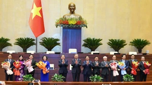 El secretario general del Partido Comunista de Vietnam, To Lam, el primer ministro Pham Minh Chinh, el presidente de la Asamblea Nacional Tran Thanh Man y otros dirigentes del Partido y del Estado ofrecen flores en congratulación a los viceprimeros ministros, ministros y jefes de Comisiones de la Asamblea Nacional. (Foto: Nhan Dan)