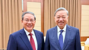 El secretario general del PCV, To Lam (derecha), se reúne con el primer ministro chino, Li Qiang. (Foto: VNA)