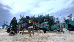 Varias localidades vietnamitas suspenden el turismo de playa ante la amenaza del tifón Kajiki