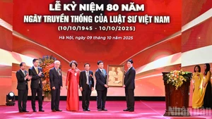 El presidente de Vietnam, Luong Cuong, entrega un obsequio a la Federación de Abogados de Vietnam.
