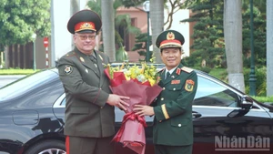 El general Nguyen Tan Cuong, jefe del Estado Mayor General del Ejército Popular de Vietnam y viceministro de Defensa, recibe al general de división Pavel Muraveiko, jefe del Estado Mayor General de las Fuerzas Armadas y primer viceministro de Defensa de Bielorrusia. (Foto: Nhan Dan)