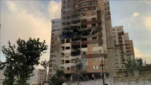 Un edificio en Teherán, Irán, dañado tras un ataque aéreo israelí el 13 de junio de 2025. (Foto: VNA)