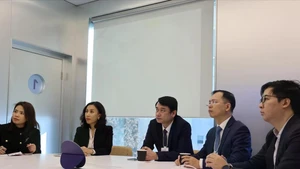 El viceministro de Relaciones Exteriores Le Anh Tuan (centro) y la delegación vietnamita asisten a un evento en FEM Davos 2026. (Foto: VNA)