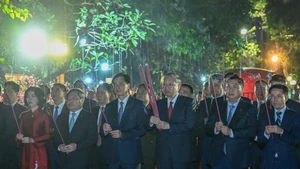 El secretario general del PCV, To Lam, junto con dirigentes del Partido, del Estado y de Hanói, ofrece incienso en el Monumento al Rey Ly Thai To.