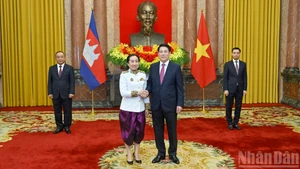 El presidente de Vietnam, Luong Cuong, recibe a la embajadora de Camboya, Touch Sopharath, durante la ceremonia.