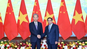 El primer ministro de Vietnam, Pham Minh Chinh, y Zhao Leji, miembro del Comité Permanente del Buró Político y presidente del Comité Permanente de la Asamblea Popular Nacional de China.