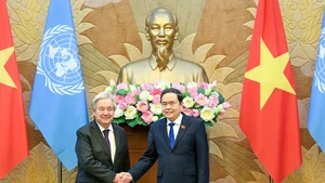 El presidente de la Asamblea Nacional de Vietnam, Tran Thanh Man, recibe al secretario general de la ONU, António Guterres. (Foto: Nhan Dan)
