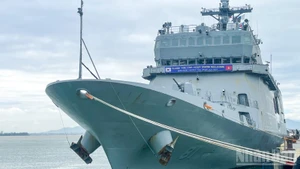 El buque escuela ROKS Hansando de la Armada de Corea del Sur atraca en el puerto de Tien Sa. (Foto: Nhan Dan)