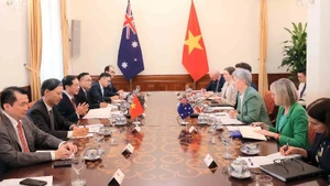 En las conversaciones entre el viceprimer ministro y canciller vietnamita, Bui Thanh Son, y la ministra de Asuntos Exteriores australiana, Penny Wong. (Foto: VNA)