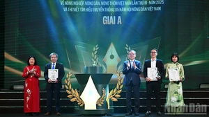 Bui Thi Minh Hoai, miembro del Buró Político, secretaria del Comité Central del Partido Comunista de Vietnam, presidenta del Comité Central del Frente de la Patria de Vietnam y Luong Quoc Doan, presidente de la Asociación de Agricultores de Vietnam, entregan los premios A a los ganadores. (Foto: Nhan Dan)