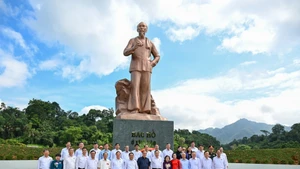 [Foto] Máximo dirigente legislativo ofrece inciensos en homenaje al Presidente Ho Chi Minh y a los predecesores revolucionarios