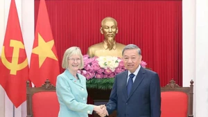 El secretario general del PCV, To Lam, recibe a la recién designada embajadora de Australia en Vietnam, Gillian Bird. (Foto: VNA)