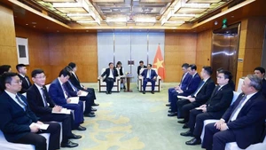 El primer ministro de Vietnam, Pham Minh Chinh, trabaja con el vicepresidente de COMAC Shen Bo. (Foto: VNA)