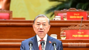 To Lam, secretario general del Comité Central del PCV, habla en el evento.