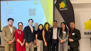 La cónsul general de Vietnam en Perth, Nguyen Thanh Ha, (segunda derecha), y participantes en el foro. (Foto: VNA)