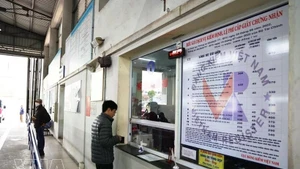 El propietario del vehículo está pasando por la inspección técnica. (Foto: VNA)