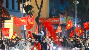 Aficionados celebran la victoria del equipo sub-22 en la calle de Hai Ba Trung en Hanói. (Foto: VNA)