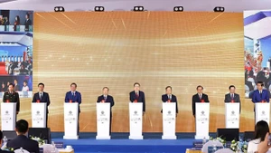 El presidente de la Asamblea Nacional, Tran Thanh Man, y los delegados realizan la ceremonia de colocación de la primera piedra del proyecto. (Foto: VNA)