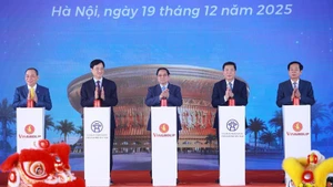 El primer ministro Pham Minh Chinh (centro) y funcionarios en la ceremonia de inicio, inauguración y apertura técnica de 234 proyectos y obras clave en todo el país (Foto: VNA)
