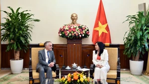 La viceministra de Relaciones Exteriores de Vietnam, Le Thi Thu Hang, recibe a Benoit Guidée, director general del Departamento Asia-Australia del Ministerio de Asuntos Exteriores de Francia. (Foto: VNA)