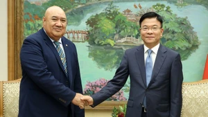 El viceprimer ministro vietnamita Le Thanh Long recibe a Saia Ma’u Piukala, director de la Región del Pacífico Occidental de la OMS (Foto: VNA)