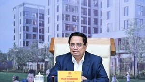 El primer ministro Pham Minh Chinh habla en la reunión. (Foto: Nhan Dan)