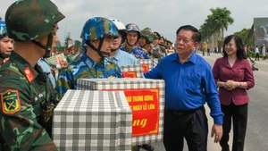 El miembro del Buró Político y del Secretariado del Comité Central del Partido Comunista de Vietnam (PCV) y jefe de su Comisión de Propaganda y Movilización de Masas y sujefe permanente del Comité Directivo Central para la Conmemoración de las Grandes Fiestas y los Eventos Importantes del País en el período 2023–2025, Nguyen Trong Nghia, alenta a los soldados.
