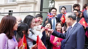 La comunidad vietnamita en el Reino Unido se despiden del secretario general del Partido Comunista de Vietnam, To Lam, y su esposa. (Foto: VNA)