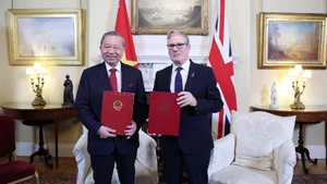 El secretario general del Partido Comunista de Vietnam, To Lam, y el primer ministro del Reino Unido, Keir Starmer, intercambian una declaración conjunta sobre la elevación de los nexos bilaterales a una Asociación Estratégica Integral. (Foto: VNA)