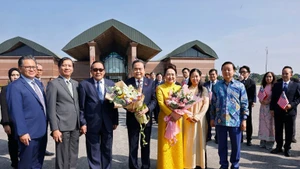 Ceremonia de despedida al presidente de la Asamblea Nacional de Vietnam,Tran Thanh Man, y su esposa en el Aeropuerto Internacional Bunga Raya Complex, en Kuala Lumpur. (Foto: VNA)