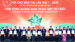 El Comité Organizador honra a 30 organizaciones y empresas que cuentan con stands ejemplares en la feria. (Foto: Nhan Dan)