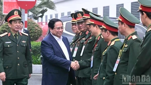 [Foto] Premier vietnamita preside reunión de trabajo sobre el desarrollo de la industria de defensa