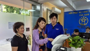 Usan robot con inteligencia artificial para realizar trámites administrativos en el barrio de Cua Nam, Hanói. (Foto: Nhan Dan)