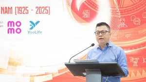 Le Quoc Minh, miembro del Comité Central del Partido Comunista de Vietnam (PCV), presidente-editor del periódico Nhan Dan, subjefe de la Comisión de Propaganda y Movilización de Masas del Comité Central del PCV y presidente de la Asociación de Periodistas del país, habla en el evento.