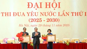 El presidente de la Asamblea Nacional de Vietnam, Tran Thanh Man, entrega la Orden de la Independencia de tercera clase a Dang Thuan Phong y la Orden del Trabajo de segunda clase a Nguyen Thi Le Thuy. 