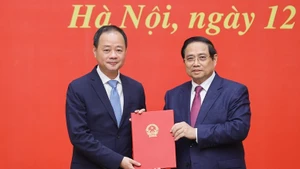El primer ministro de Vietnam, Pham Minh Chinh, entrega la decisión al nuevo presidente de la Academia de Ciencia y Tecnología, Tran Hong Thai. (Foto: VGP)