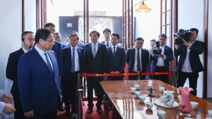 El primer ministro de Vietnam, Pham Minh Chinh, visita el sitio conmemorativo donde se celebra el primer Congreso Nacional del Partido Comunista de China en el distrito de Huangpu (Foto: VGP)
