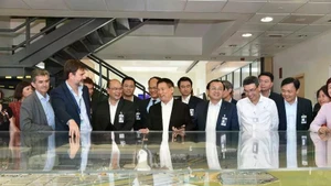 Representantes de la fábrica de Airbus en Sevilla presentan la escala de la planta al viceprimer ministro vietnamita Ho Duc Phoc. (Foto: VNA)