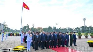 [Foto] Diputados rinden homenaje al Presidente Ho Chi Minh