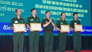 Entregan reconocimientos a colectivos e individuos que participan en el ejercicio (Foto: qdnd.vn)