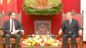 El secretario general del Partido Comunista de Vietnam, To Lam, recibe al embajador británico en Vietnam, Iain Frew. (Foto: Nhan Dan)