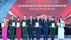 El presidente de la Asamblea Nacional, Tran Thanh Man, y el vicetitular legislativo Tran Quang Phuong entregan el Premio B a los ganadores.