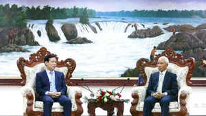 El subjefe de la Comisión de Propaganda y Movilización de Masas del Comité Central del Partido Comunista de Vietnam Trieu Tai Vinh (izquierda) y el secretario del Comité Central del Partido Popular Revolucionario de Laos y jefe de su Departamento de Propaganda y Entrenamiento, Khamphanh Pheuyavong. (Foto: VNA)